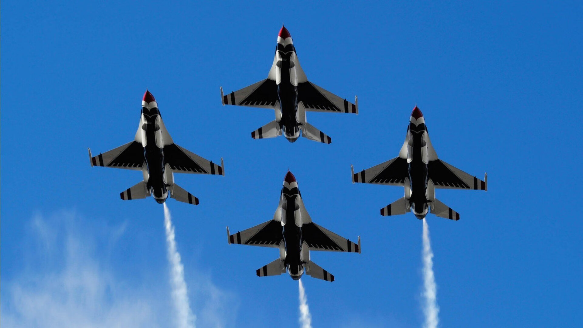 双重视角下的速度叙事，F1赛场与篮球场的唯一性共振